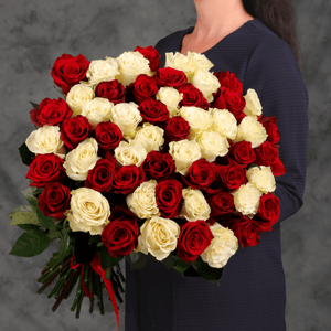 Букет из 55 красных и белых роз 60 см