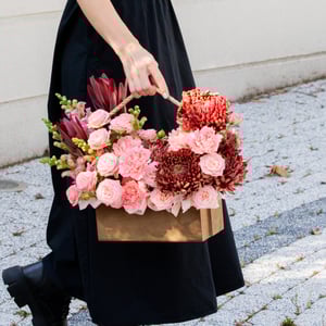 Коробка с цветами «Ритм Блюз» из роз и хризантем