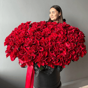 Шляпная коробка с цветами «Большой короб из французских красных роз»