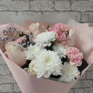 Букет «С любовью» из роз и гвоздик