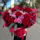 Букет «Яркий и огромный» из роз и хризантем