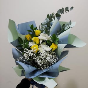 Букет «Солнечное спокойствие» из роз и хризантем