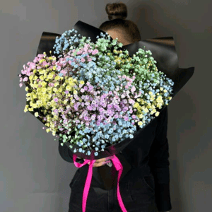 Монобукет из радужной гипсофилы в черной упаковке