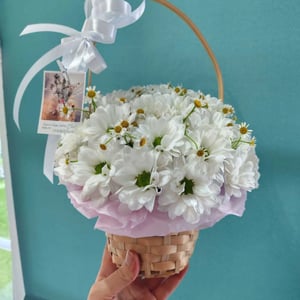 Корзинка ромашек из хризантем и ромашек