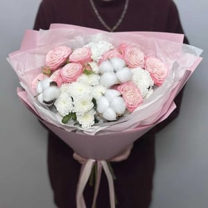 Букет из кустовых пионовидных роз