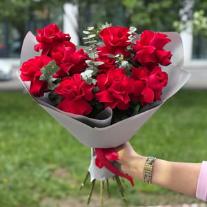 Букет с французскими розами и эвкалиптом