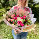 Букет с белой гортензией и пионами