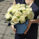 Шляпная коробка с цветами «15 белых роз с эвкалиптом в коробке»