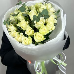 Монобукет из 25 роз и эвкалипта