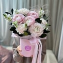 Шляпная коробка с цветами «Ранункулюсы и диантусы в цилиндре» из экзотических цветов