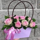 Коробка с цветами «Нежная композиция из 11 кенийских роз»