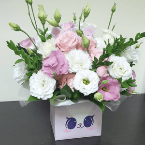 Коробка с цветами «Пушистый котик» из роз и эустом