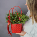 Коробка с цветами «Сумочка с хвоей , корицей и апельсинами»