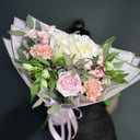 Букет «Лебединое озеро» из гвоздик и роз