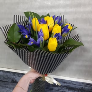 Букет «Дыхание Весны» из ирисов и тюльпанов