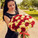 Букет из 51 красной и белой розы