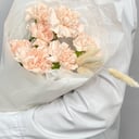 Букет из диантусов и лагуруса в оформлен из гвоздик