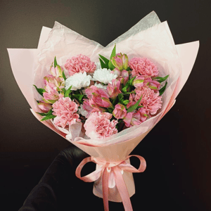 Букет трио с диантусами из альстромерий и хризантем