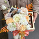 Подарочный набор «Коробочка 15х20 с шоколадными буквами.» из гвоздик и роз