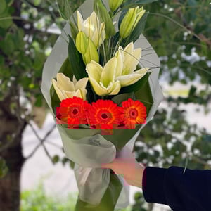 Букет «Шанталь» из гербер и лилий