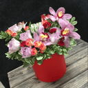 Шляпная коробка с цветами «Композиция орхидей и кенийских роз»