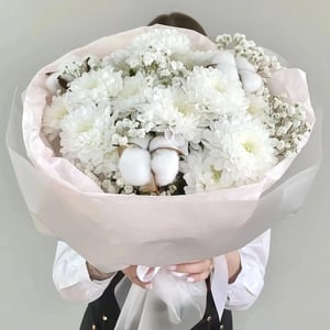 Белоснежный букет из хризантем и гипсофил