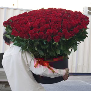 Шляпная коробка с цветами «Букет в подарочной коробке» из роз