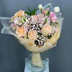 Нежный букет Amica из роз и альстромерий