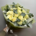 Букет «15 белых роз с эвкалиптом»