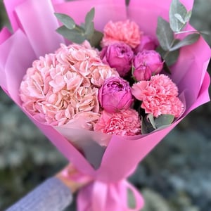 Букет с гортензией, кустовой розой