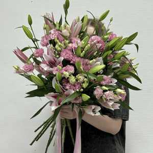 Букет «Лилия розовая с эустомой в миксе»