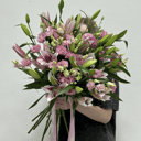 Букет «Лилия розовая с эустомой в миксе»