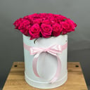 Шляпная коробка с цветами «Малиновые розы в коробке»