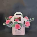 Коробка с цветами «сумочка с диантусами» из гвоздик