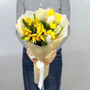 Букет «Маленький Рим» из альстромерий и тюльпанов