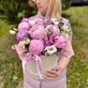 Шляпная коробка с цветами «Пионы Сара Бернар и маттиола в коробке»