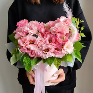 Шляпная коробка с цветами «Композиция: Эустома и малина»