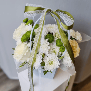 Коробка с цветами «Воспоминания о лете» из роз и хризантем