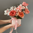 Шляпная коробка "Нежность" из хризантем и роз