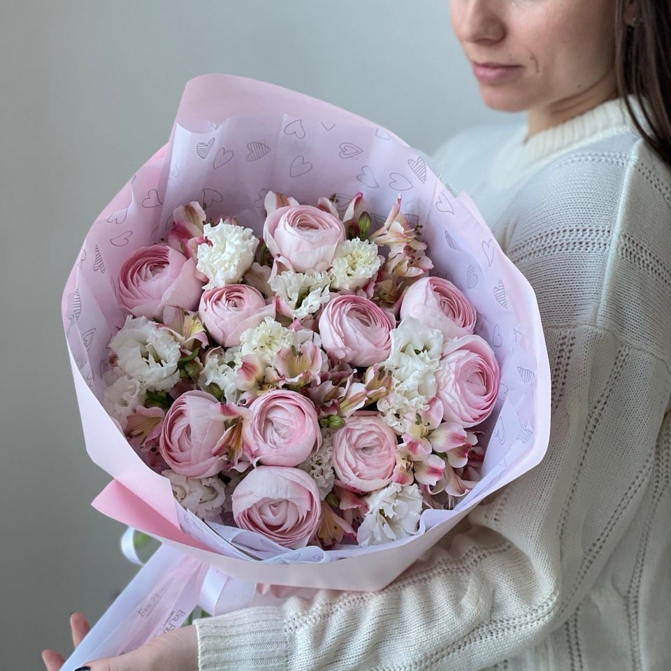 Букет из ранункулюсов и альстромерий