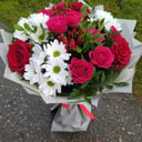 Букет «Малиновое настроение» из роз и хризантем