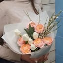 Букет из пионовидной розы с тюльпаном