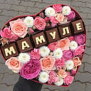 Подарочный набор «Композиция с шоколодными буквами» из роз и гвоздик