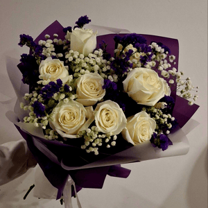 Букет из белых роз и синей статицы