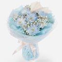 Букет «Небесные правила» из хризантем и гипсофил