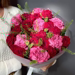 Яркий малиново-красный букет из роз