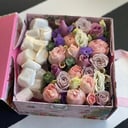 Подарочный набор «Сладкая коробка с маршмеллоу» из роз и эустом