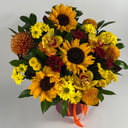 Шляпная коробка с цветами «Цветы в коробке Солнечный День в Ноябре» из хризантем и подсолнухов