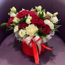 Шляпная коробка с цветами «Совершенство красоты» из роз и эустом