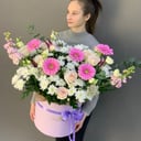 Шляпная коробка с цветами «Цилиндр Гигант» из роз и хризантем